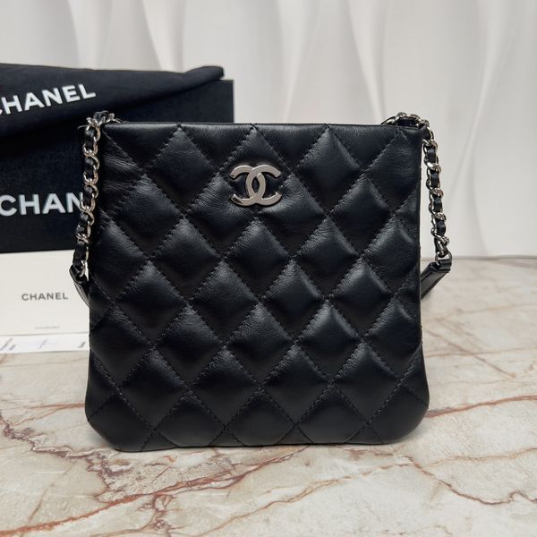Uniform Quilted Crossody Bag Lambskin Pouch